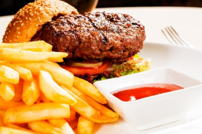 מזונות שפוגעים בעור